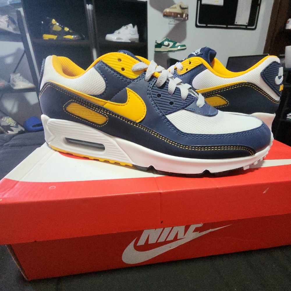 Nike Airmax 90 > Michigan.  Brand new.  Read.